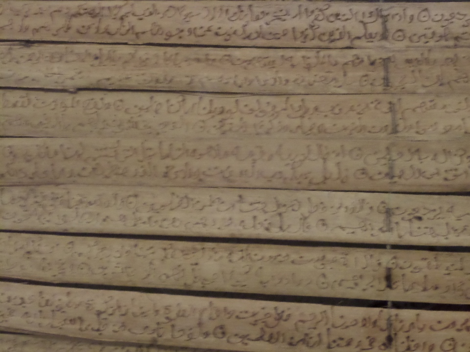 Joillakin on viitseliaisyytta keskivertoa enemman. Kuumennetulla naulalla kuiviin palmunlehtiin raapustettu koraani Islamilaisen kalligrafian museossa. Kuwaitissa ei ole paljon vanhoja juttuja, koska lahes kaikki vanha tuhoutui/tuhottiin Persianlahden sodassa.