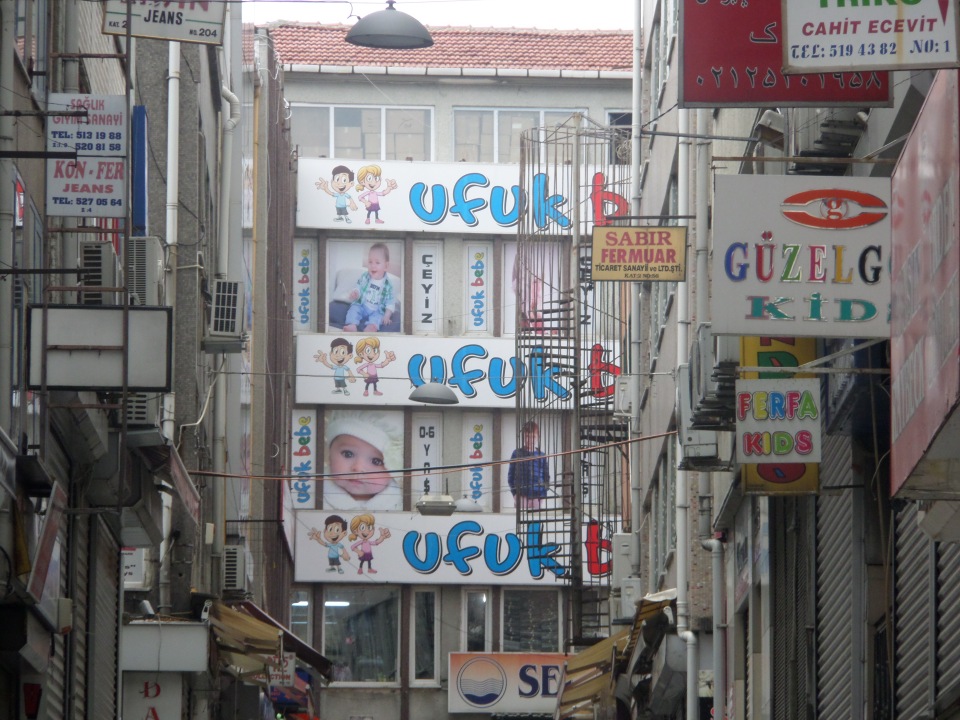 Lastentarvikeliike Istanbulissa. Hihittelin talle aikuismaisesti loppupaivan.